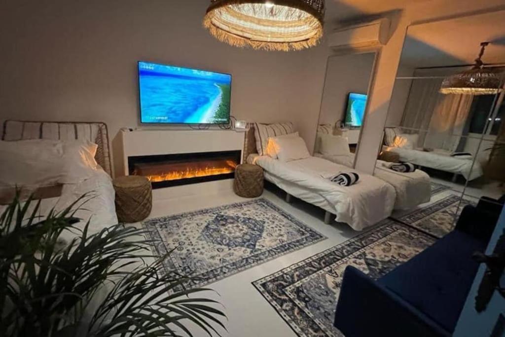 Beach Front Apartment ยิบรอลตาร์ ภายนอก รูปภาพ