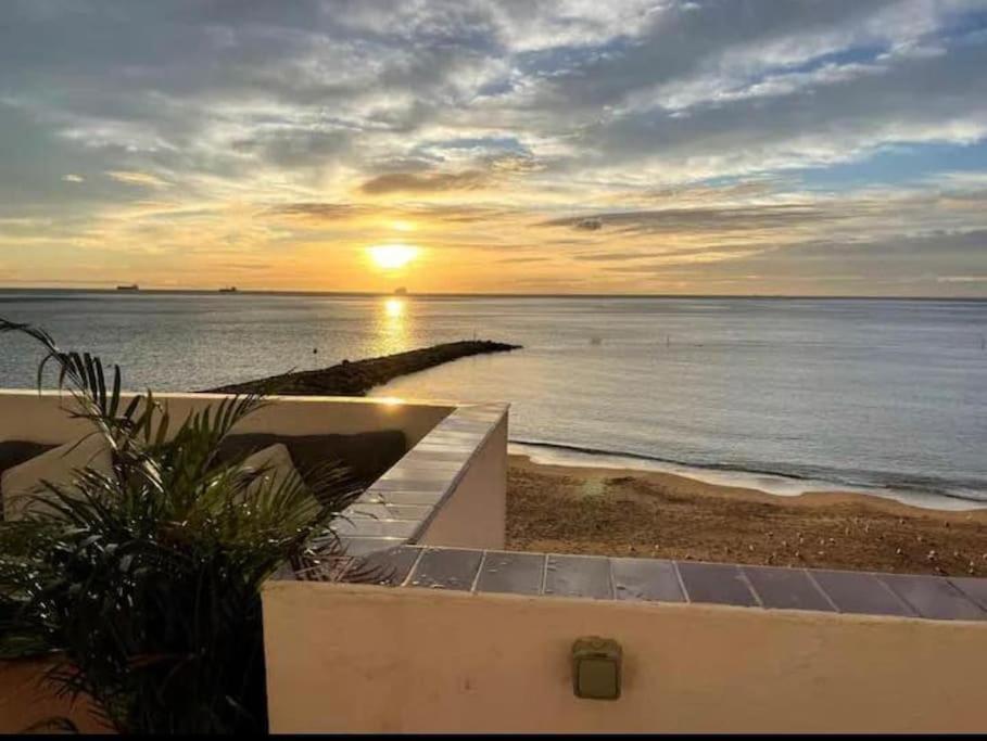 Beach Front Apartment ยิบรอลตาร์ ภายนอก รูปภาพ