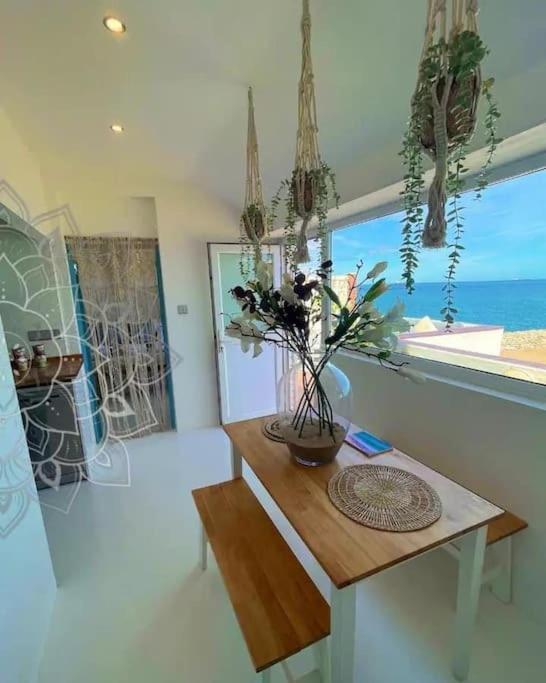 Beach Front Apartment ยิบรอลตาร์ ภายนอก รูปภาพ