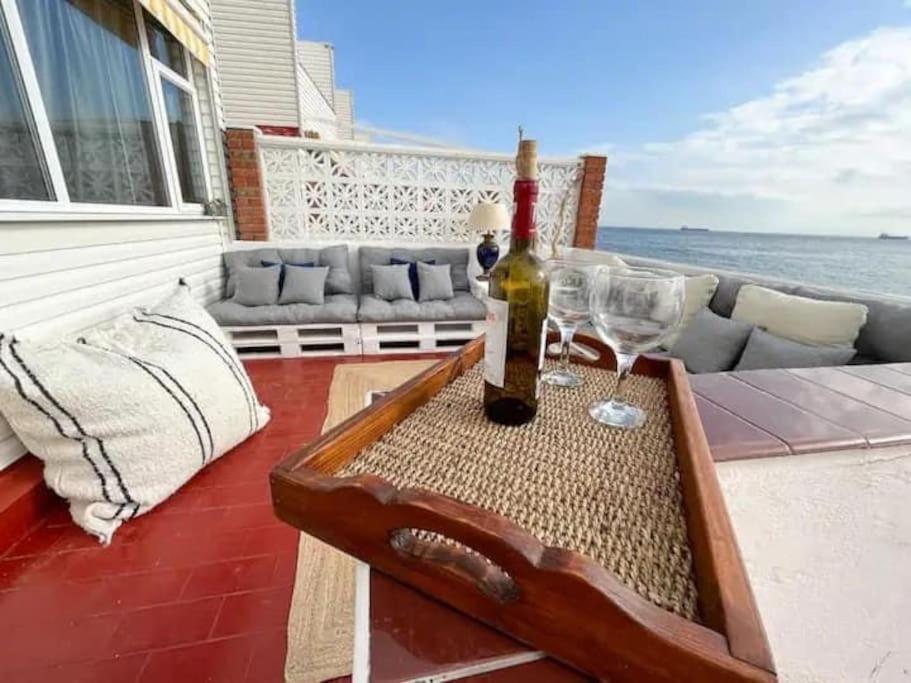 Beach Front Apartment ยิบรอลตาร์ ภายนอก รูปภาพ